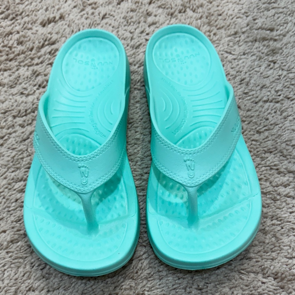 NWOT Women’s Cascade Flip Flop Squishy Recovery